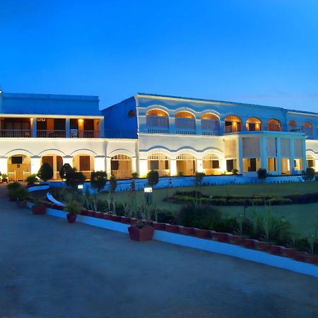 Chanakya Bnr Hotel Puri Exteriör bild