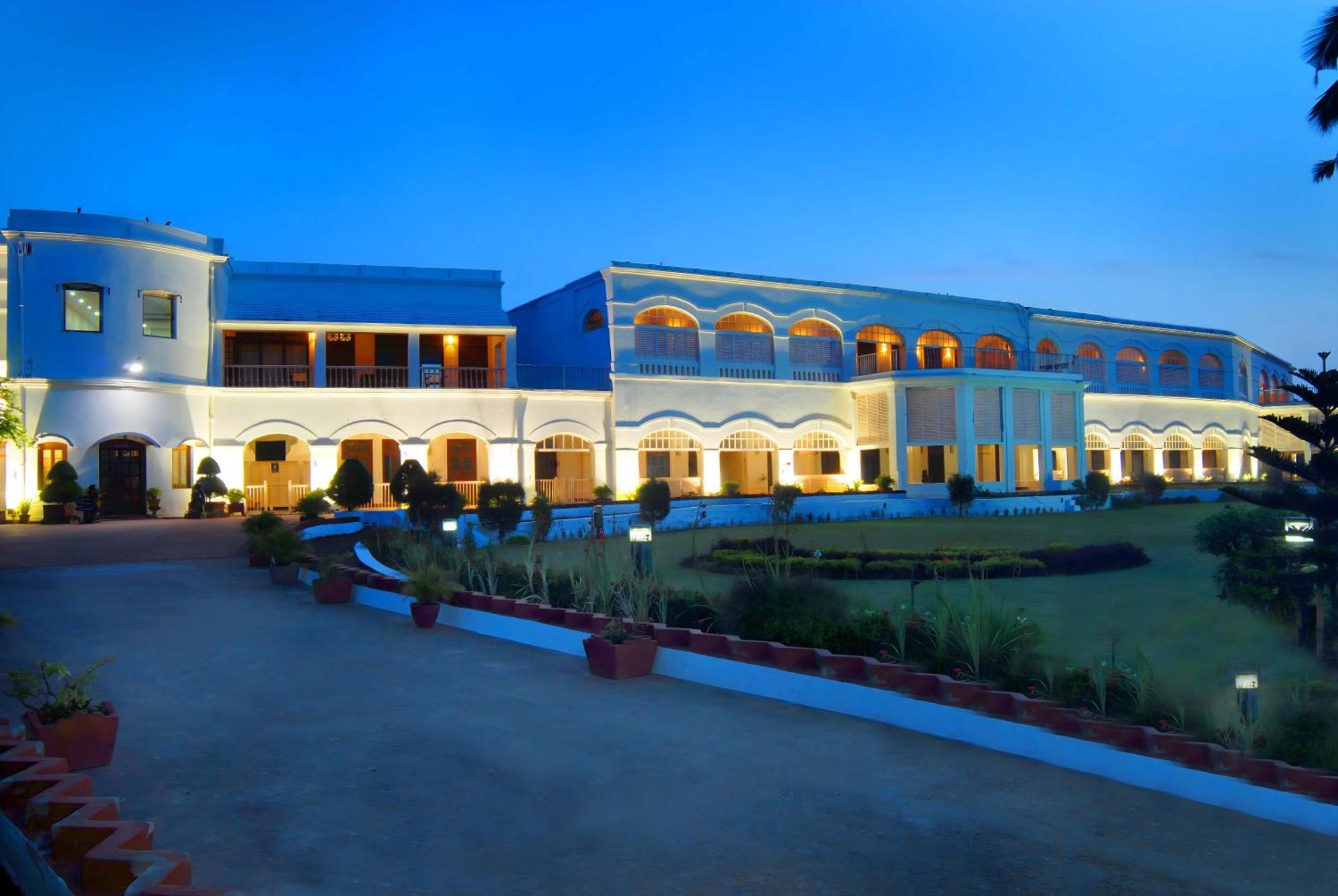 Chanakya Bnr Hotel Puri Exteriör bild