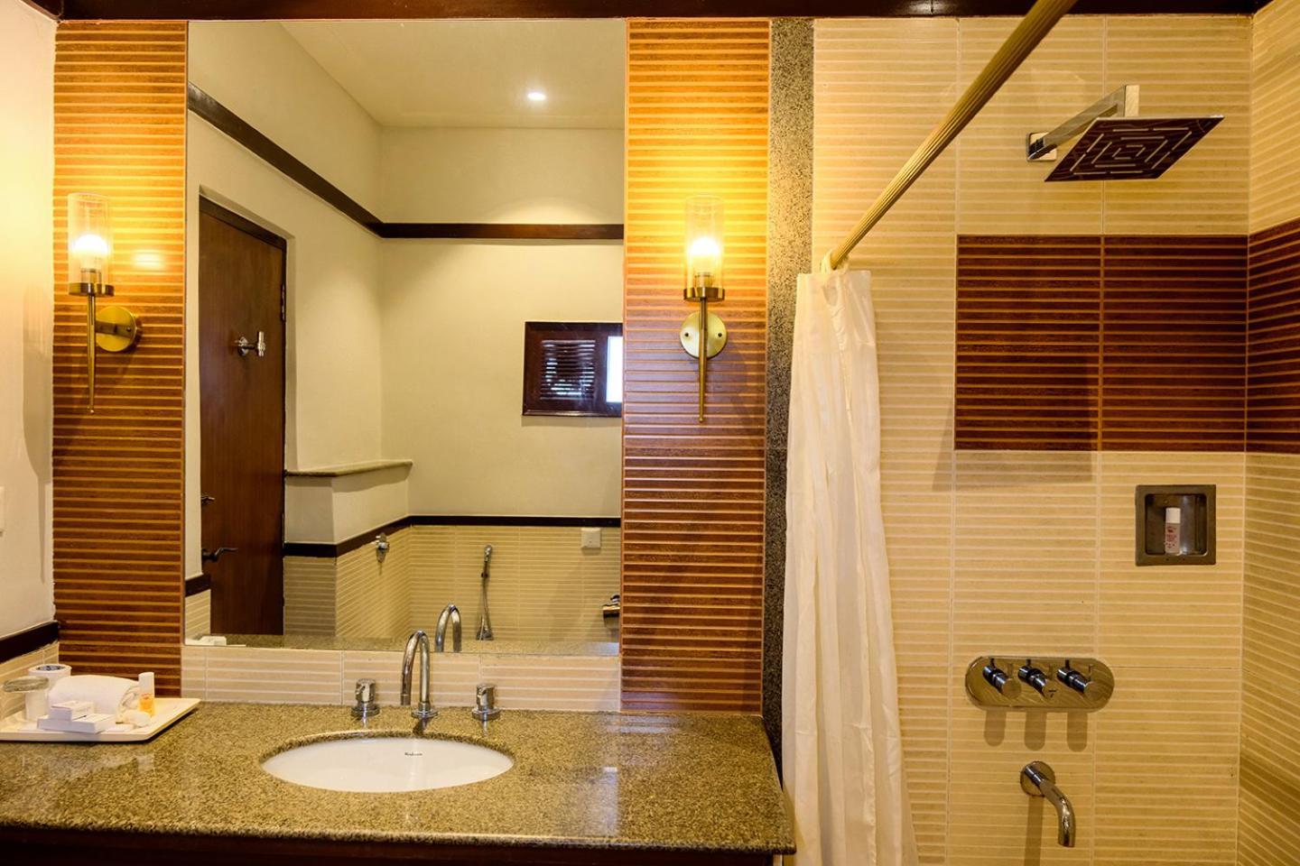 Chanakya Bnr Hotel Puri Exteriör bild