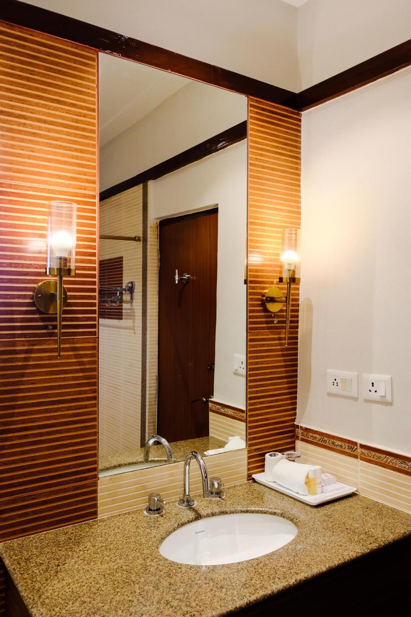 Chanakya Bnr Hotel Puri Exteriör bild